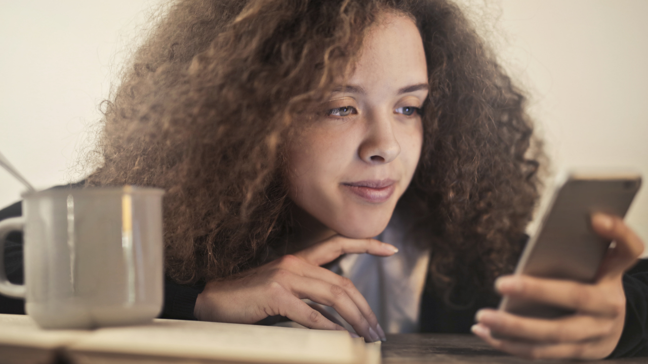 Joven usando su celular 