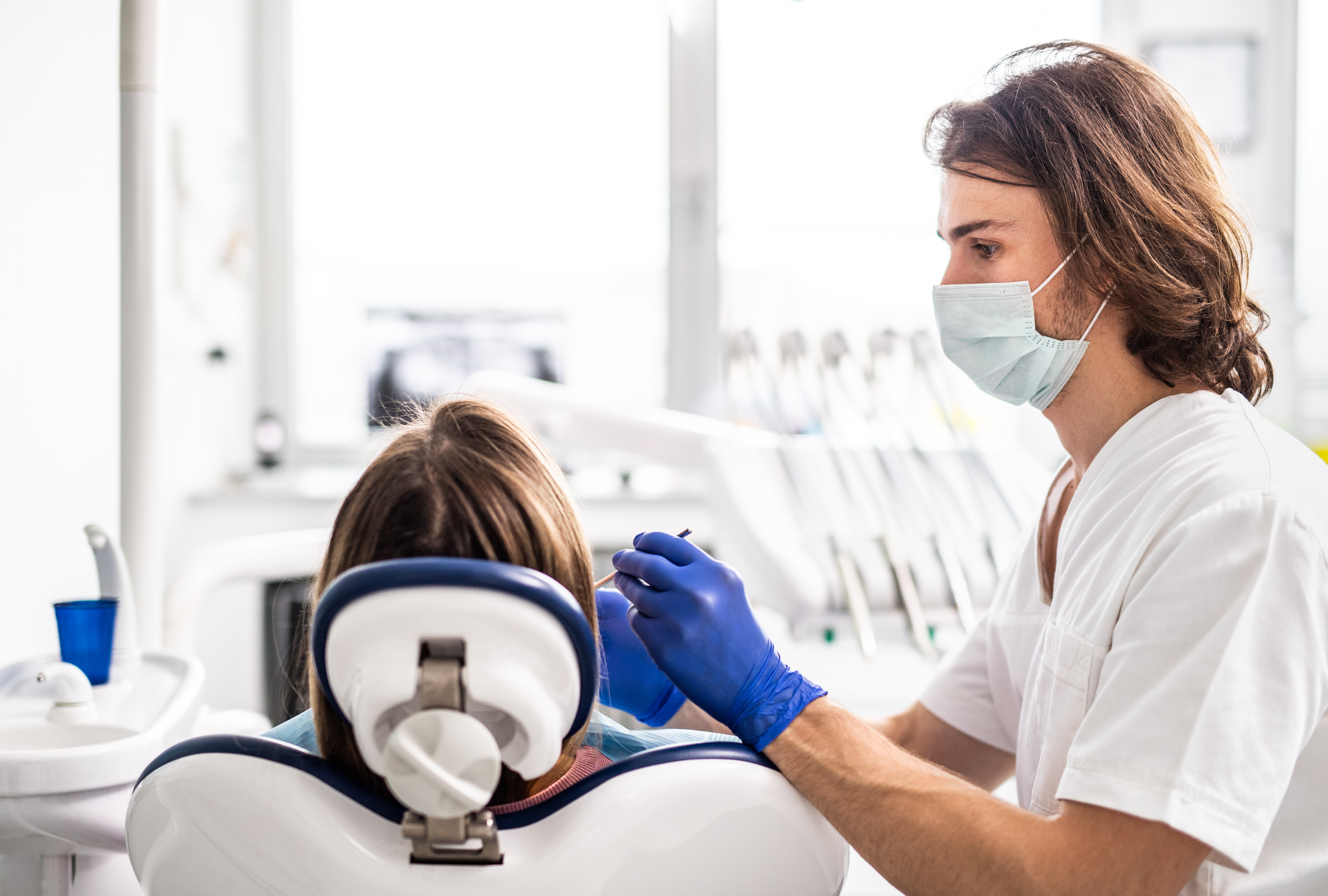 Un chequeo dental de un paciente irreconocible en una cirugía dental.