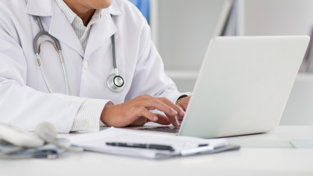 doctor trabajando en linea